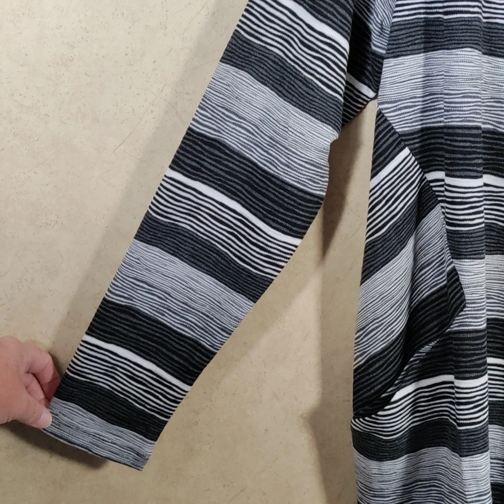 H146 Sympli black and white wavy striped Sugarcoat 10 NWT